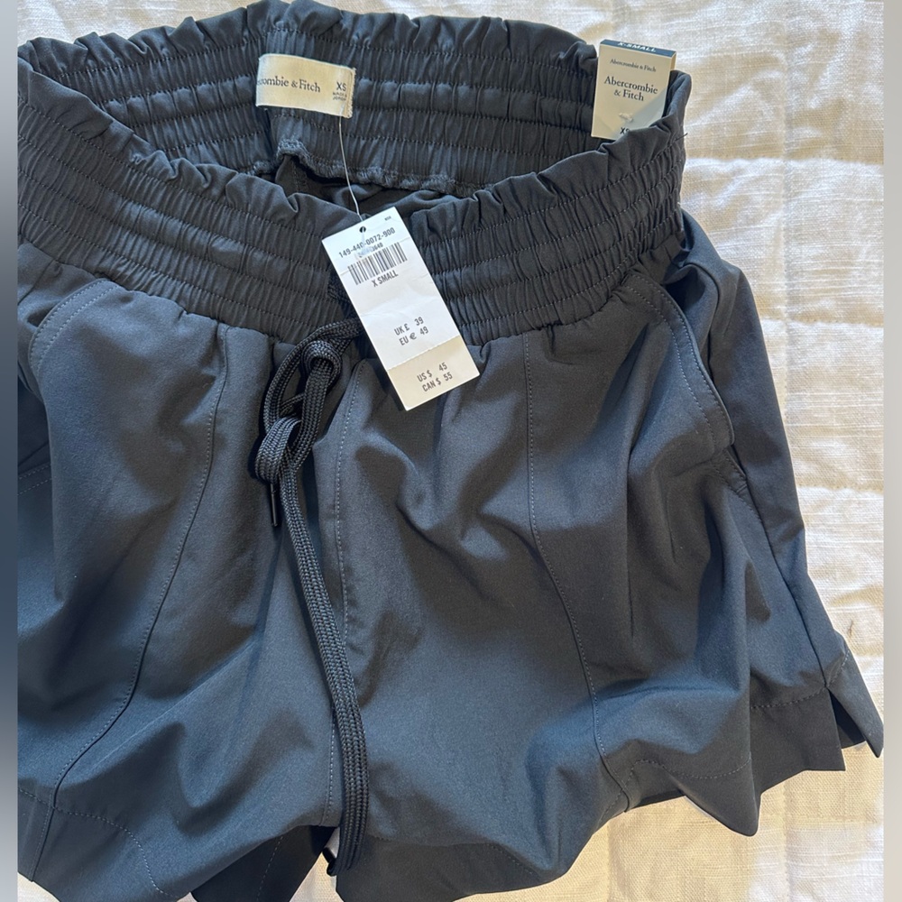 Abercrombie & Fitch Black High Waist Traveler Shorts - Picture 3 of 4
